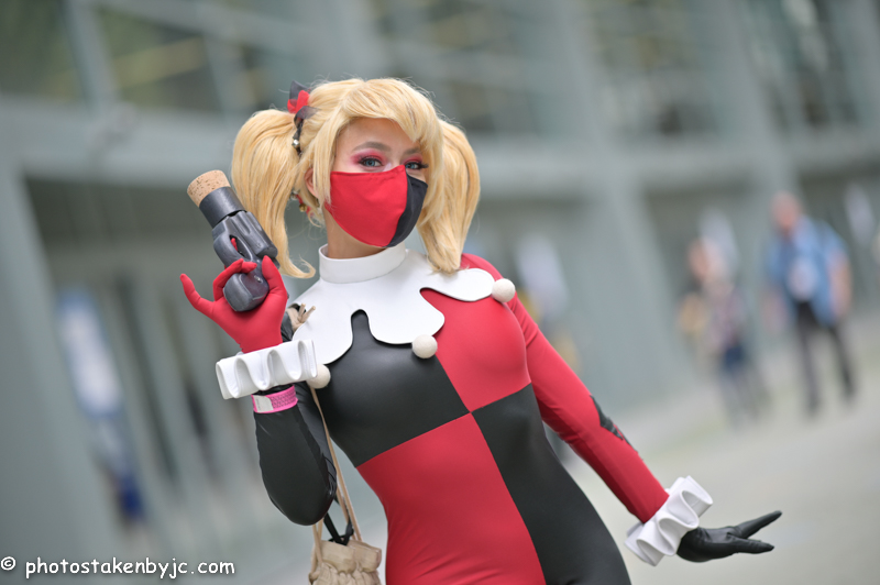 this is a hold up, fill the bag with money, thank you I'll be going now